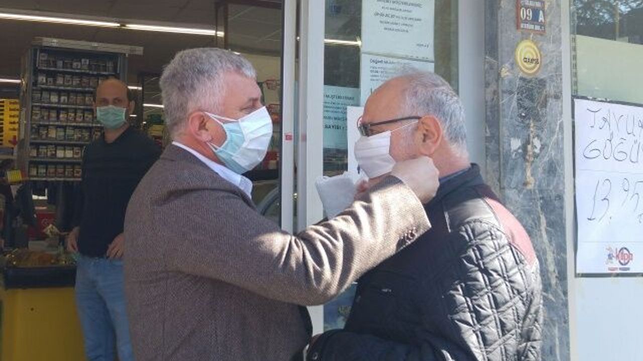 Kaymakam Fırat ve Başkan Sarıalioğlu esnaf ve vatandaşlara maske dağıttı
