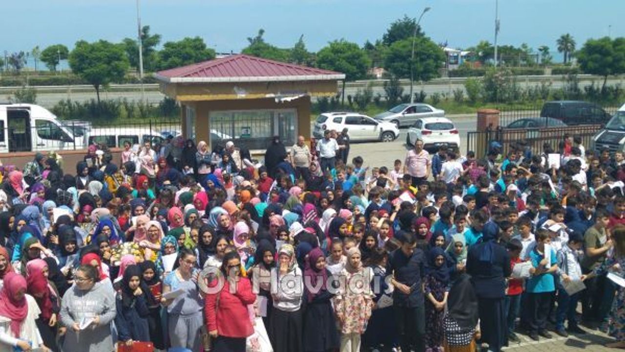 Ali Yeşilyurt İmam Hatip Ortaokulu’nda karne heyec