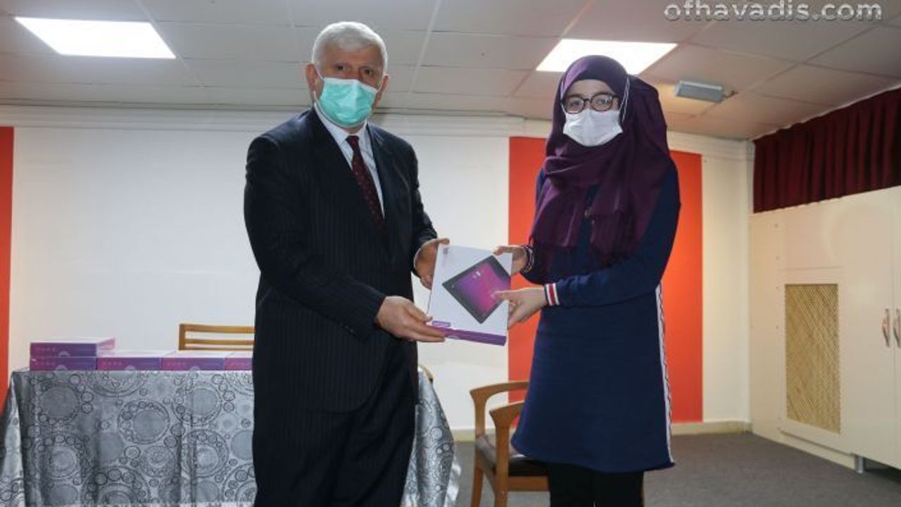 Ofimder’den İmam Hatipli öğrencilere tablet