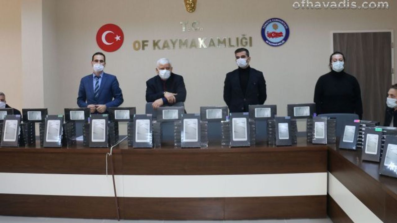 Yeşilyurt ailesinden Oflu öğrencilere 200 tablet