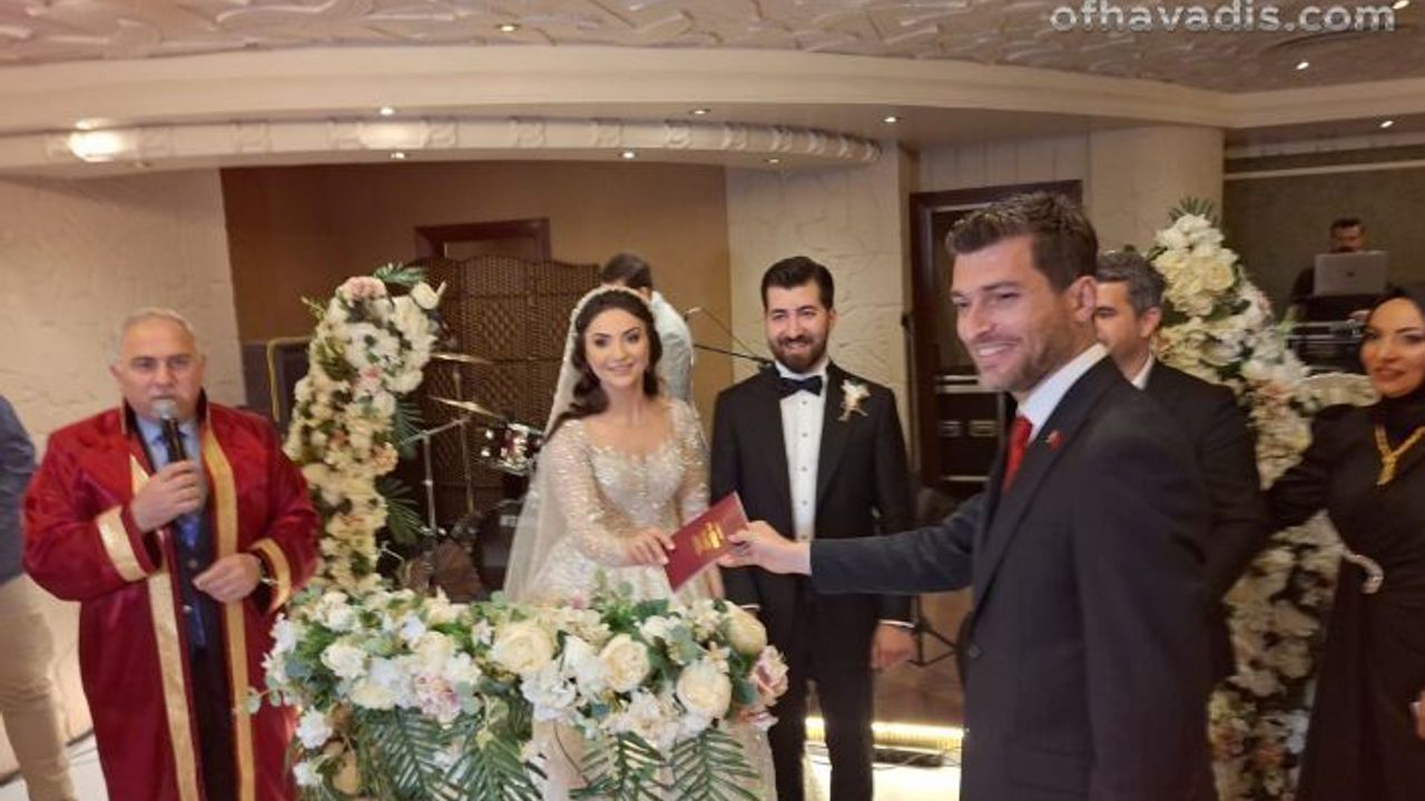 Kübra Burak Turan ailesinin mutlu günü