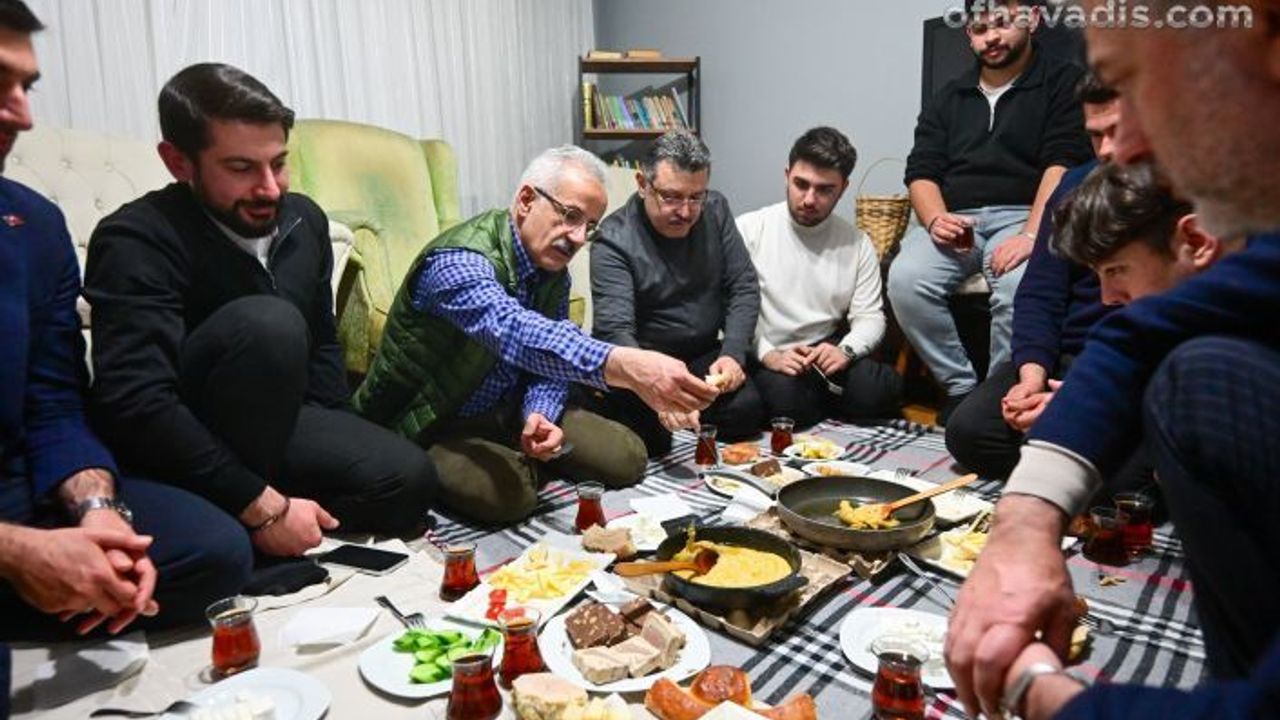 Bakan Uraloğlu, Üniversiteli gençlerin sahur sofrasına misafir oldu