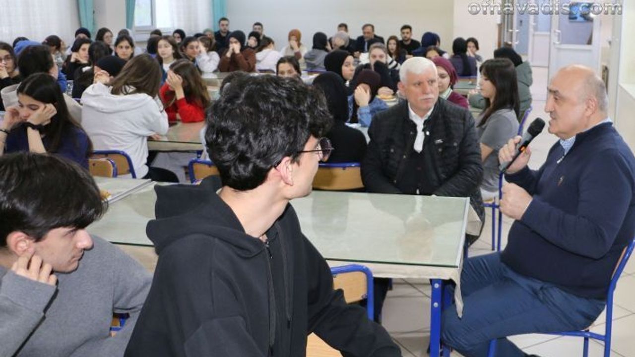 Profesör Demircioğlu Of Fen Lisesi öğrencileriyle buluştu