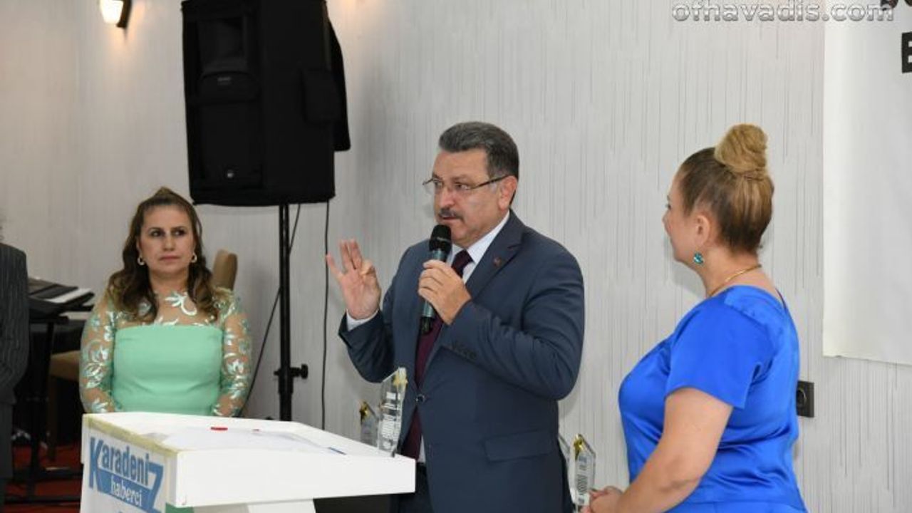 Başkan Genç’e “Yılın en iyi büyükşehir belediye başkanı” ödülü