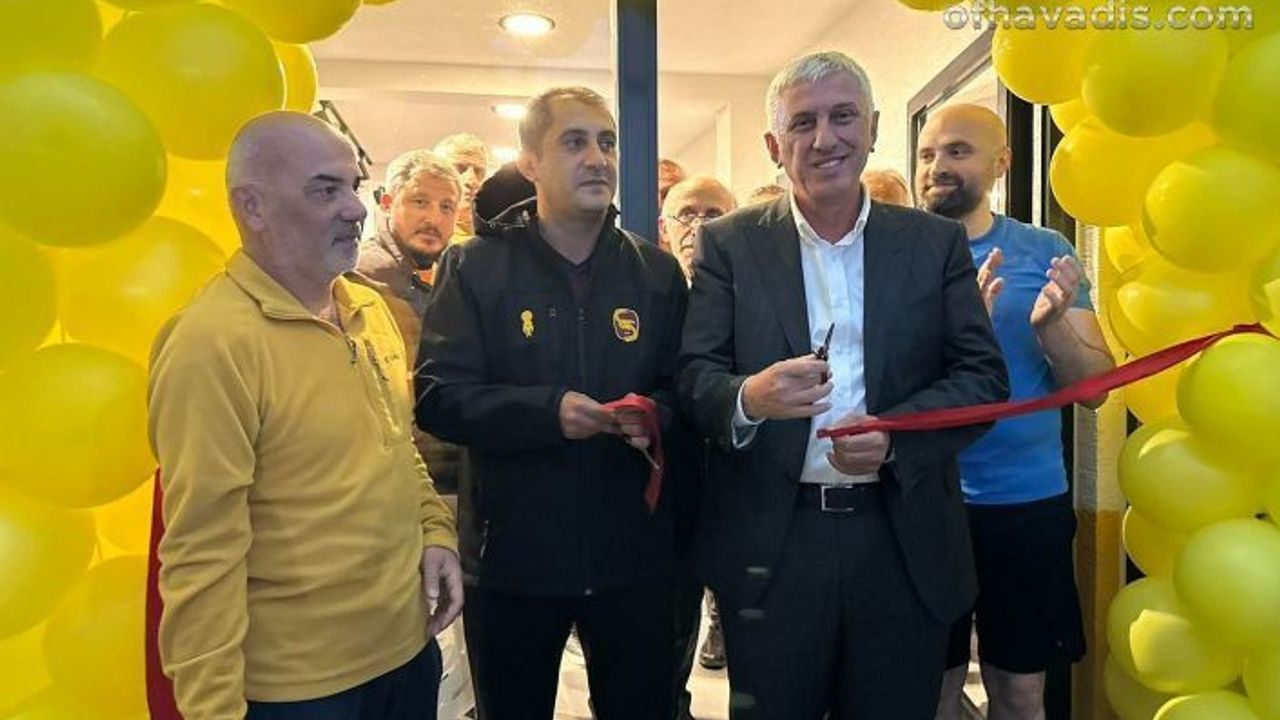 Ofspor'un yenilenen halı sahası gösteri maçıyla açıldı