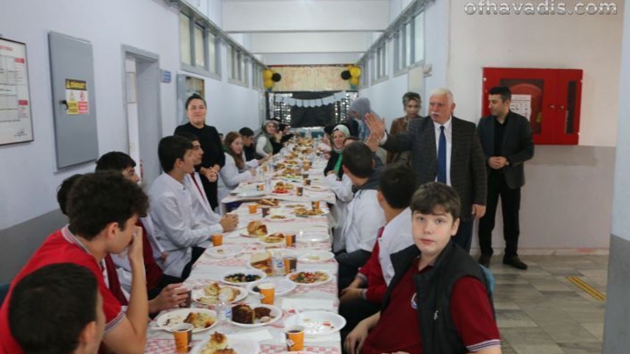 Ulusoy Lisesinin bilişim öğrencileri sofrada buluştu