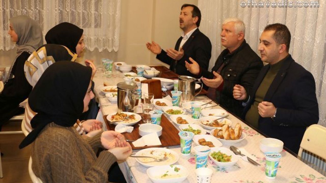 Kaymakam Akça İmam Hatipli öğrencilerle oruç açtı