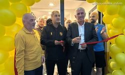 Ofspor'un yenilenen halı sahası gösteri maçıyla açıldı