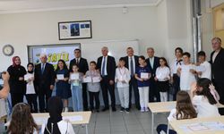 Kaymakam Akça ve Başkan Sarıalioğlu öğrencilere karne verdi