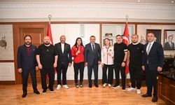 Bayrağımızı gururla dalgalandırdılar