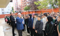 Müdür Kabahasanoğlu Mikdat Sarıalioğlu Ortaokulu’nda bayrak törenine katıldı