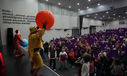 Minikler tiyatroda hem eğlendi hem öğrendi