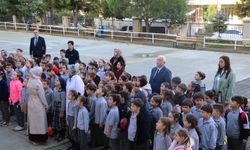 Müdür Kabahasanoğlu İsmail Yıldırım İlkokulu’nda minik öğrencileriyle İstiklal Marşı’nı okudu