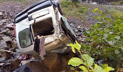 Karaçam’da araç uçuruma yuvarlandı; 1 ölü, 4 yaral