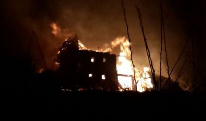 Çaykara’da iki ev yandı