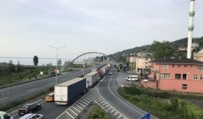 Çay üreticileri Of Rize sınırını kilitledi