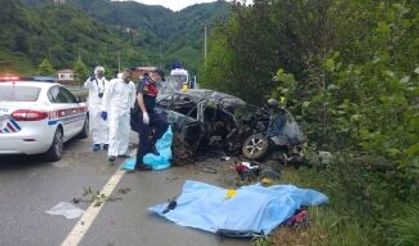 Of’ta direğe çarparak alev alan araçta 3 kişi öldü