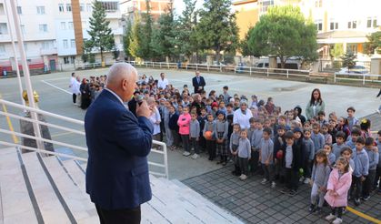 Müdür Kabahasanoğlu İsmail Yıldırım İlkokulu’nda minik öğrencileriyle İstiklal Marşı’nı okudu