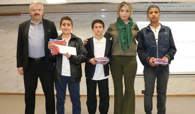 Erkek öğrenciler Kur’an-ı Kerimi güzel okumak için yarıştı