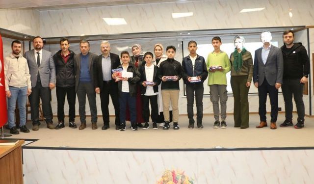 Erkek öğrenciler Kur’an-ı Kerimi güzel okumak için yarıştı