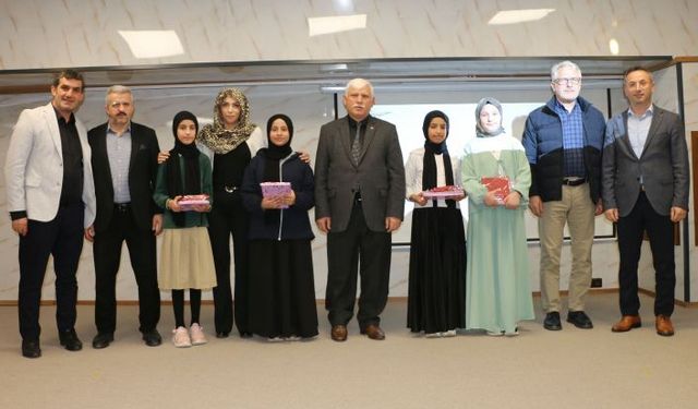 Kız öğrenciler Kur’an-ı Kerimi güzel okumak için yarıştı