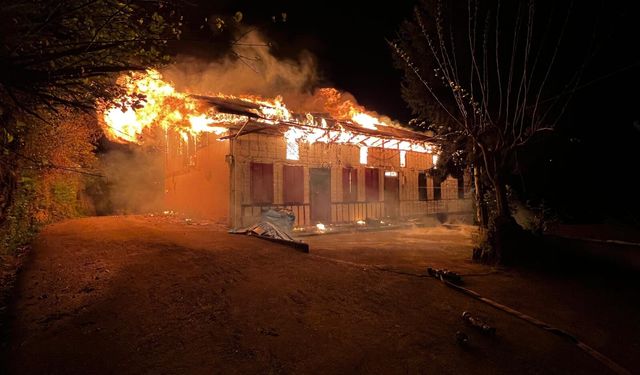 Hayrat’ta ahşap ev küle döndü yaşlı kadın hayatını kaybetti