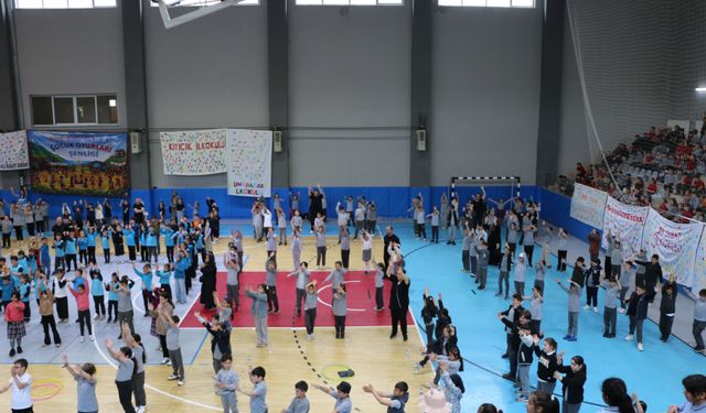 Of'ta geleneksel çocuk oyunları şenliği coşkusu yaşandı