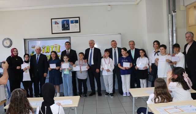 Kaymakam Akça ve Başkan Sarıalioğlu öğrencilere karne verdi