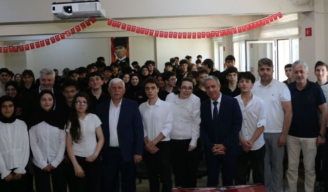 Of Fen Lisesi öğrencileri usta şairlerin eserlerini seslendirdi