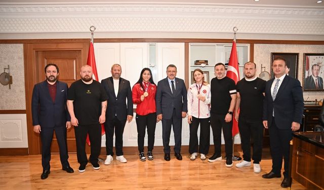 Bayrağımızı gururla dalgalandırdılar