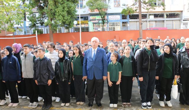 Müdür Kabahasanoğlu Mikdat Sarıalioğlu Ortaokulu’nda bayrak törenine katıldı