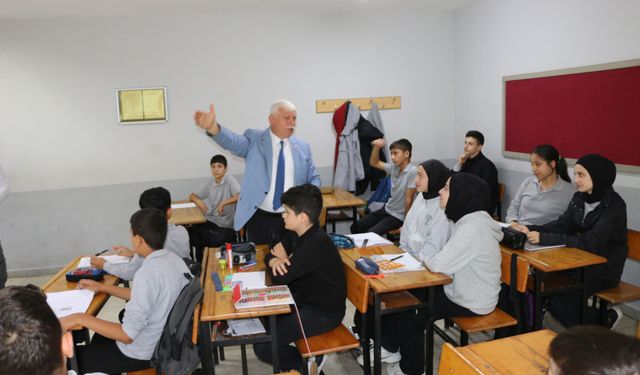 Müdür Kabahasanoğlu’ndan İhsan Karadeniz Ortaokulu 8. sınıf öğrencilerine ziyaret