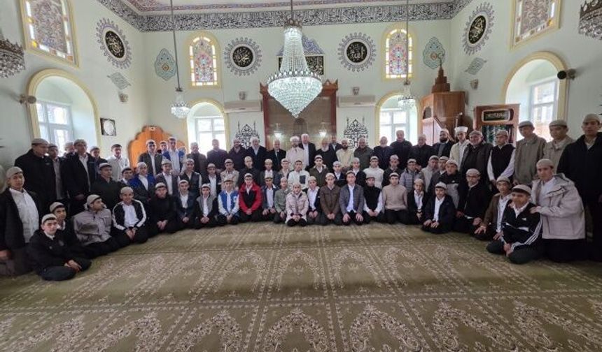 Ahmet Yaşar Hocaefendi vefatının 10. yılında kabri başında anıldı