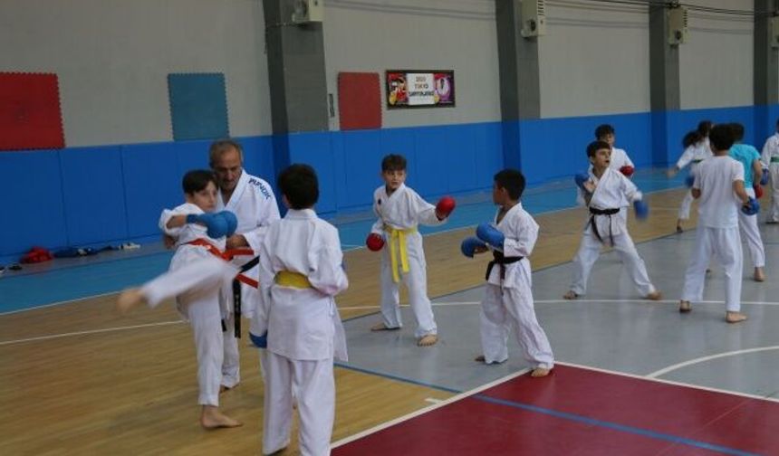 Erzurumlu karateciler Oflu karatecilerle antreman yaptı