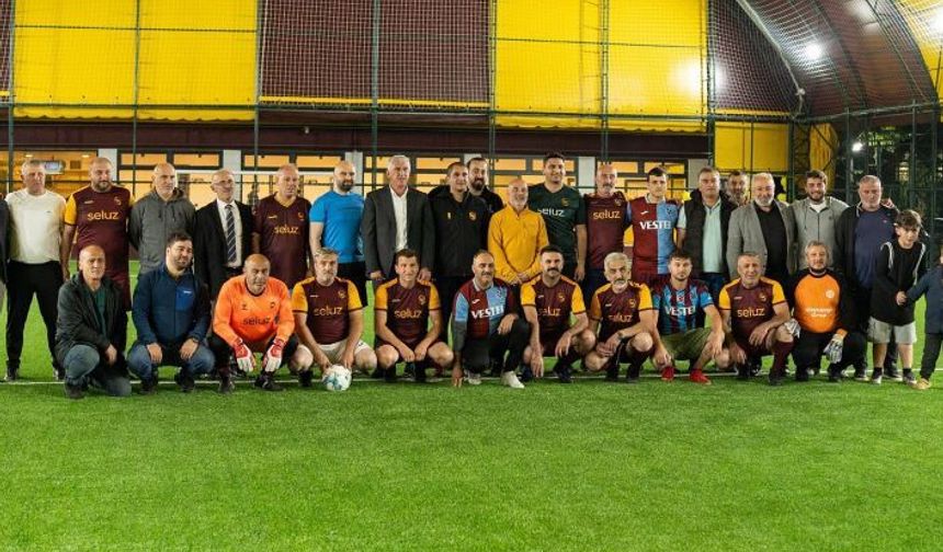 Ofspor'un yenilenen halı sahası gösteri maçıyla açıldı