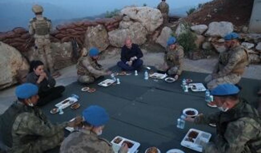 Bakan Soylu Namaz Dağı üs bölgesindeki askerlerle oruç açtı