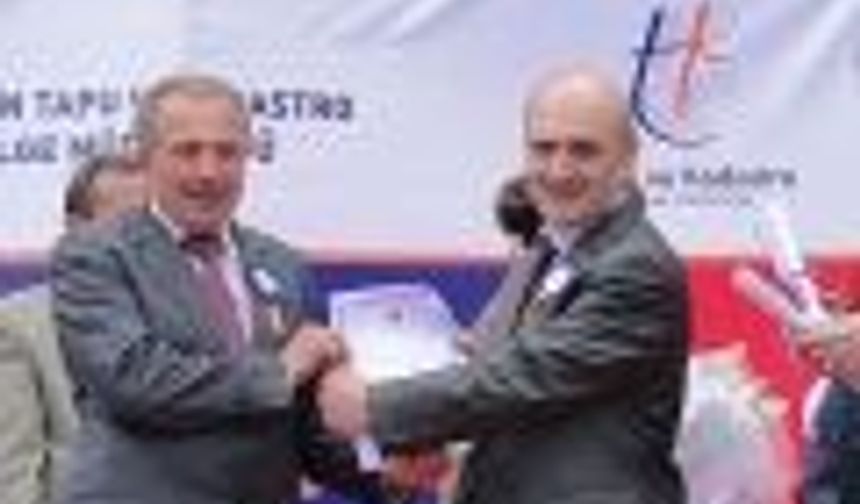 Bakan Bayraktar Dernekpazarı'nda Tapu dağıttı