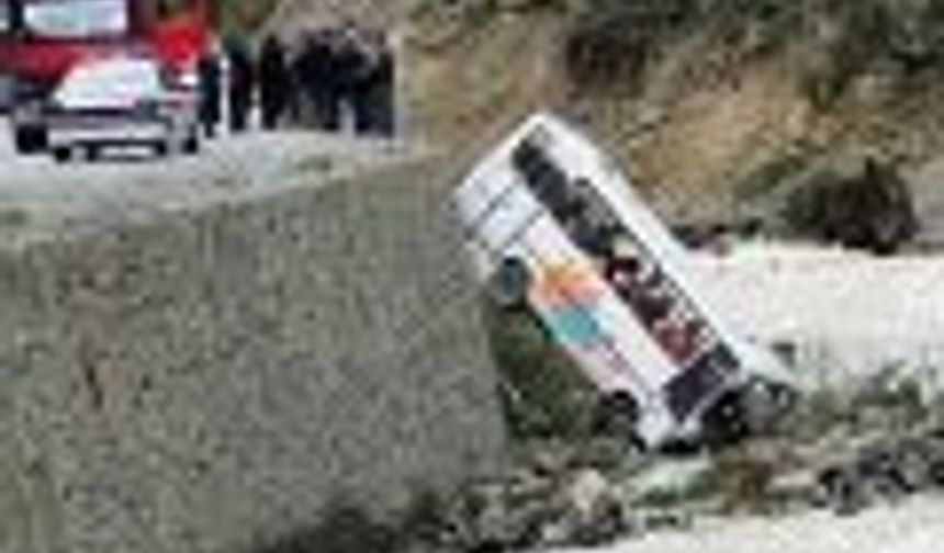 Çaykara'da öğrenci servisi kaza yaptı; 23 yaralı