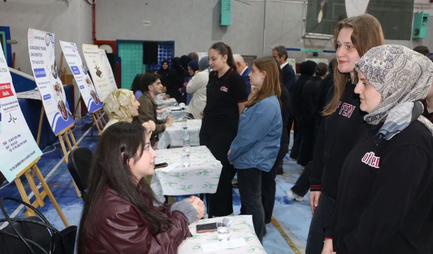 Of Fen Lisesi’nin üniversitelileri okulda öğrencilerle buluştu