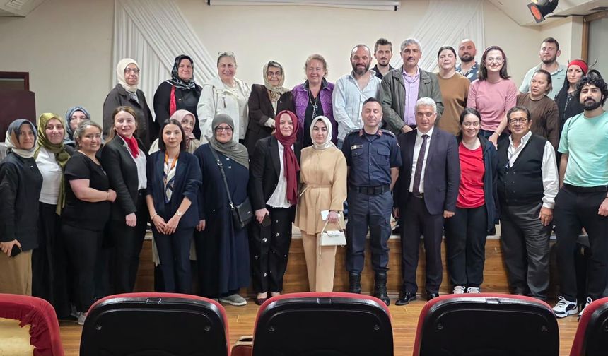 Aile ve Sosyal Hizmetler personelinden MÜMKÜN tiyatrosu