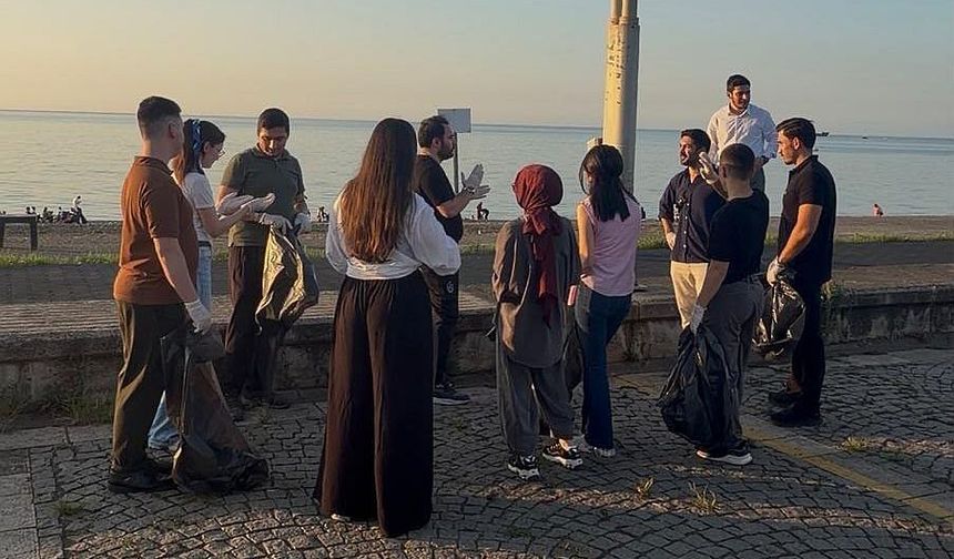 Gençlik Meclisi’nden Ayasofya sahilinde çevre temizliği