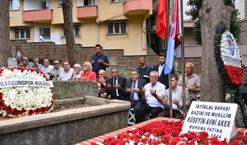 Hüseyin Avni Aker, vefatının 82. yılında kabri başında anıldı