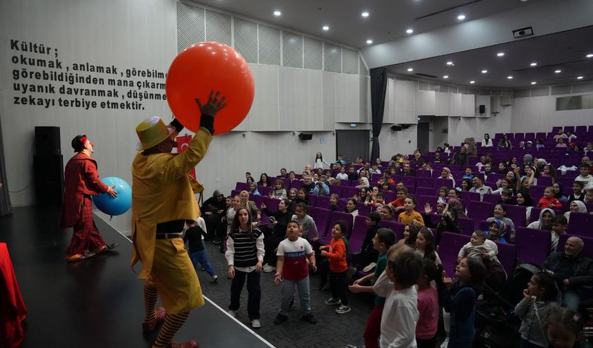 Minikler tiyatroda hem eğlendi hem öğrendi