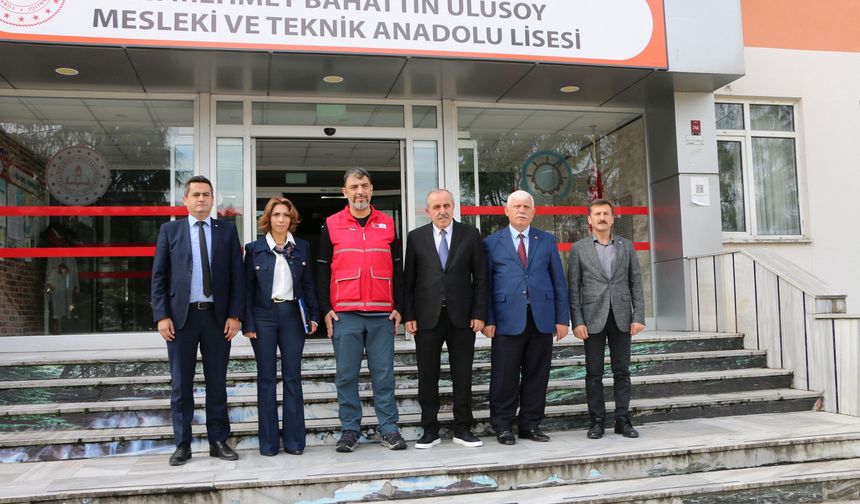 Of'ta Kızılay'dan öğrencilere giysi yardımı
