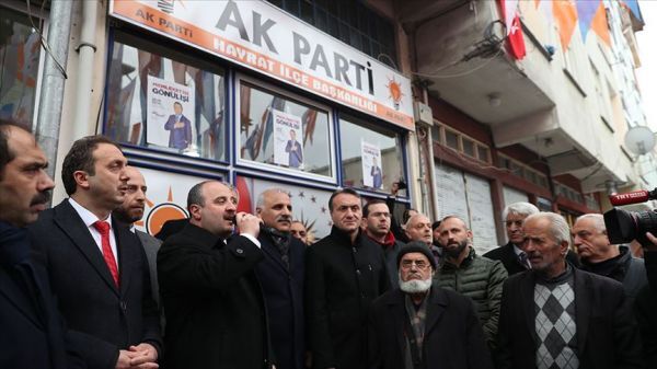 Bakan Varank Hayrat'ta